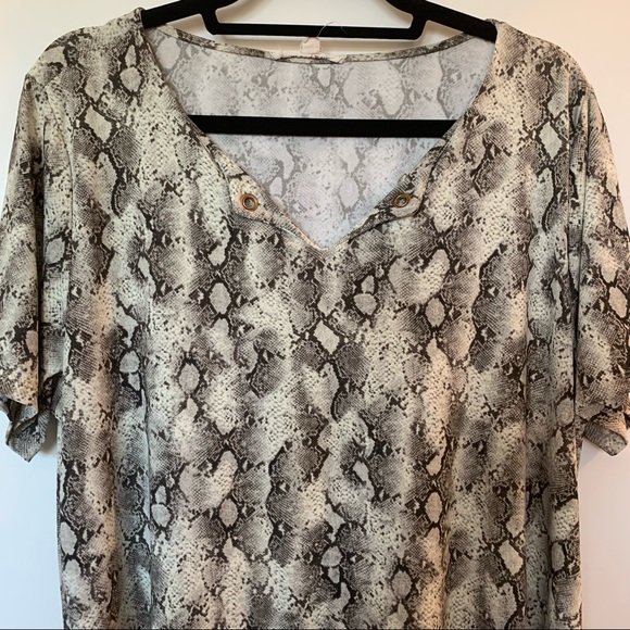 Womens Plus Size Above & Beyond White & Grey Snake Print Tee Blouse 2X - Picture 4 of 11